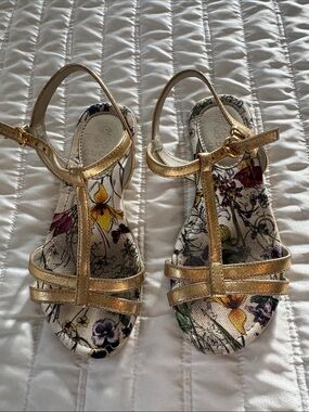 Gucci Girls Gold Leather Floral Strappy Sandals